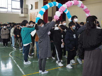 アーチをくぐって退場