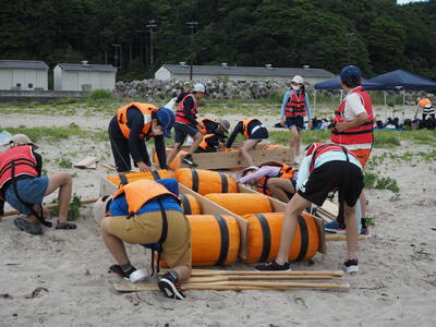 いかだを作っています