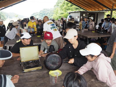 海水を蒸発させて塩作り